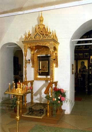 Сень над Андрониковской иконой Божией Матери во Введенском храма Феодоровской обители