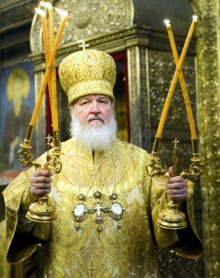 Святейший Патриарх Кирилл за Литургией в Успенском соборе Московского Кремля.
