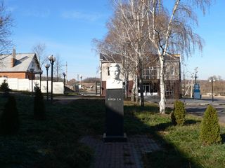 Памятник С.М. Кирову в Белом Колодезе возле здания администрации поселка