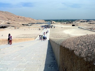 Египет, Вид от храма царицы Хатшепсут на долину Нила.