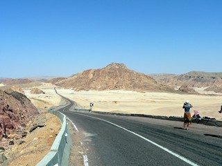 Египет, Синай, монастырь Святой Екатерины. Дорога через пустыню.
