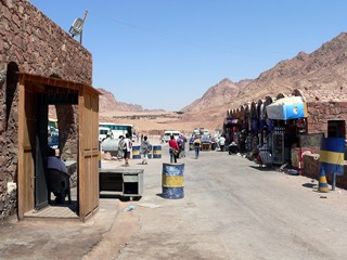 Египет, Синай, монастырь Святой Екатерины. Здесь же - палатки, в которых продаются сувениры.