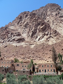 Египет, Синай, монастырь Святой Екатерины. Монастырская гостиница с нависшими над ней скалами.