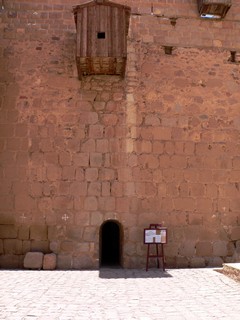 Египет, Синай, монастырь Святой Екатерины. Вход в крепость.