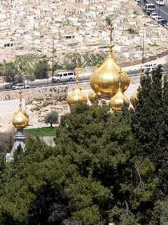 Израиль, Иерусалим. Золотые купола храма во имя Марии Магдалины в Гефсимании.