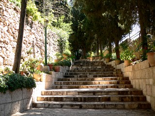 Израиль, Иерусалим. Лестница, ведущая от входа в монастырь к церкви Св. Марии Магдалины.