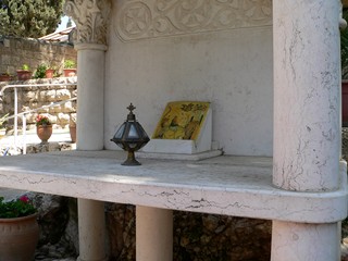 Израиль, Иерусалим. Часовня возле древней библейской лестницы. Лампада и икона.