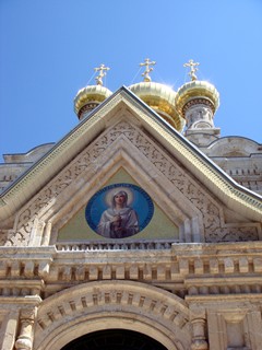 Израиль, Иерусалим. Купола церкви Св. Марии Магдалины. Изображающая св. Марию Магдалину мозаика над входом в церковь.