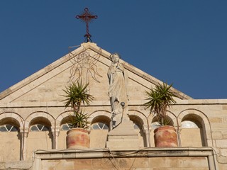 Вифлеем. Крест и купол католической церкви Св. Екатерины