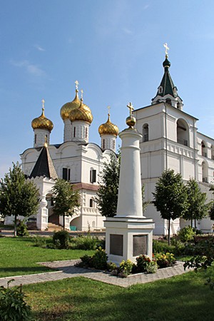 Свято-Троицкий Ипатьевский монастырь, Мемориальная колонна.