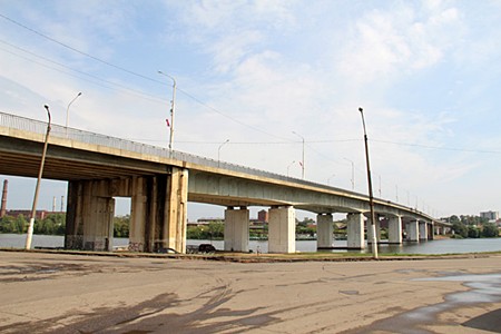 Автопешеходный мост через реку Кострому.