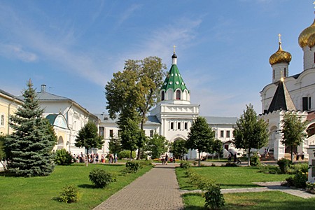 Свято-Троицкий Ипатьевский монастырь, Надвратная церковь свв. Хрисанфа и Дарии.