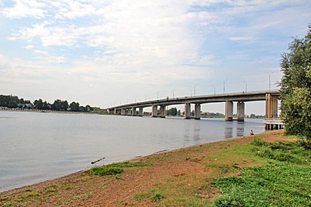 Кострома, Автопешеходный мост через реку Кострому, построен в 1986 году.
