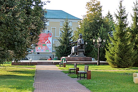 Кострома, Памятник Юрию Долгорукому на Советской площади.