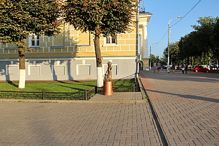 Кострома, Бронзовый памятник Снегурочке на центральной площади.