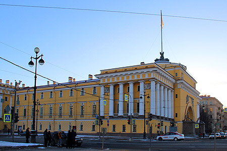 Здание Адмиралтейства построено в 1806 — 1823 гг. по проекту А. Д. Захарова.