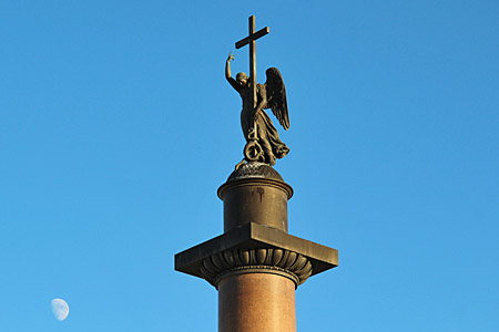Ангел на Александровской колоннае и Луна.
