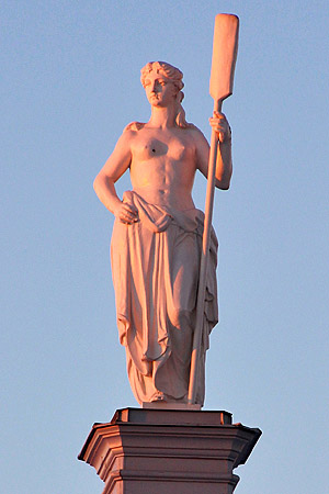 Венчающая Ботный дом терракотовая статуя скульптора Давида Йенсена.
