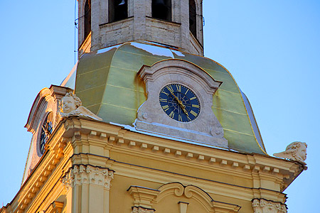 Часы на колокольне Петропавловского собора.