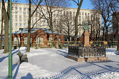 Домик Петра I на Петровской набережной в Санкт-Петербурге.