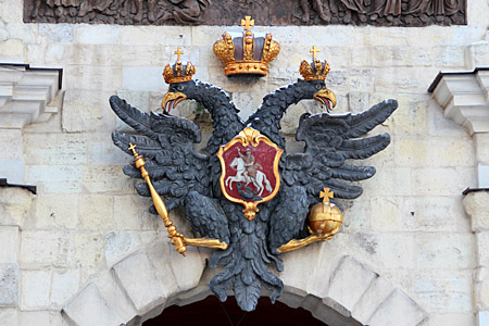 Петропавловская крепость, российский герб с двуглавым орлом над аркой Петровских ворот, установлен в августе 1720 года.