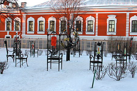 Композиция «12 стульев» - подарок Санкт-Петербургу в День города.