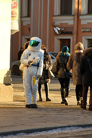 Космонавт, раздающий на углу Невского проспекта и Большой Морской улицы рекламные проспекты.