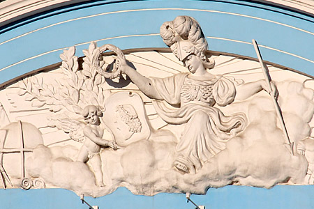 Фрагмент скульптурного декора фасада Училищного дома имени Петра Великого на Петроградской набережной.