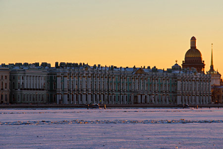 Обращенный к Неве фасад Зимнего дворца на закате.