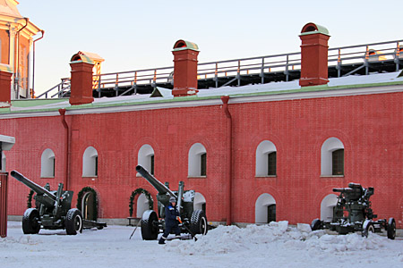Санкт-Петербург, Орудия - экспонаты на территории Петропавловской крепости.