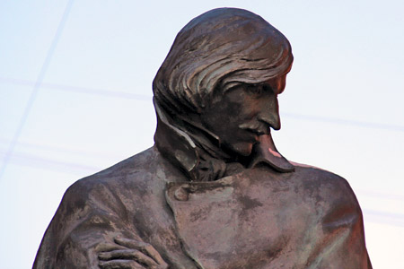 Памятник Н.В. Гоголю на Малой Конюшенной улице в Санкт-Петербурге.