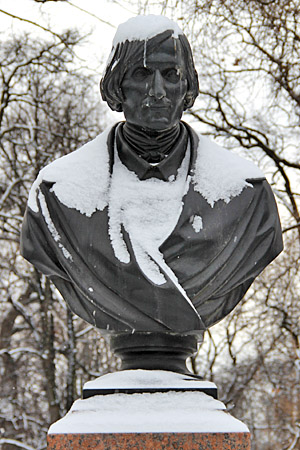 Памятник Николаю Васильевичу Гоголю в Александровском саду в Санкт-Петербурге.