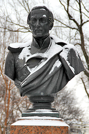 Памятник М.Ю. Лермонтову в Александровском саду в Санкт-Петербурге.