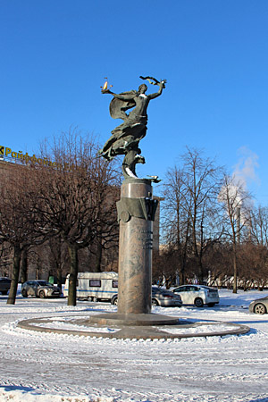 Санкт-Петербург, Памятник «300 лет Российскому флоту» на Петровской набережной, рядом с крейсером «Аврора» и Нахимовским училищем.