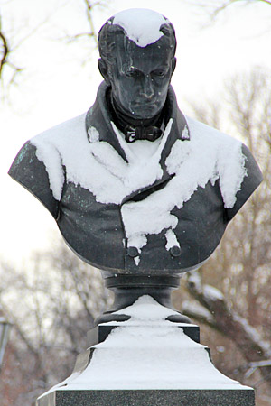 Памятник В.А. Жуковскому в Александровском саду в Санкт-Петербурге.
