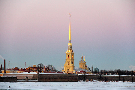 Петропавловская крепость, вид с противоположного берега Невы.