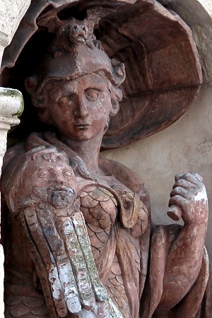 Петровские ворота, скульптура, символизирующая храбрость.