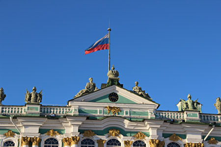 Российский флаг на Зимнем дворце.
