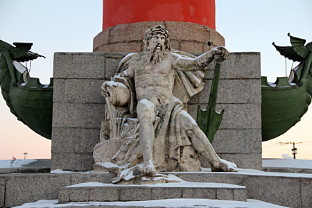 Статуи морских божеств у подножия ростральных колонн выполнены скульпторами Жозефом Камберленом и Жаком Тибо.