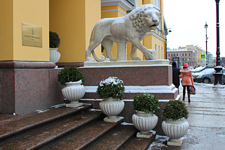 Санкт-Петербург, Грозный лев у входа в отель Four Seasons.