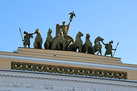 Скульптура на арке Главного штаба, вид с Дворцовой площади