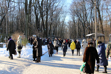 В День памяти Ксении Петербуржской на Смоленском кладбище полно народу.