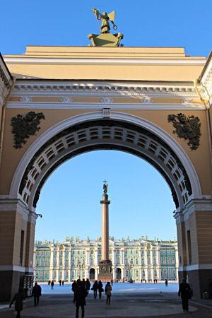 Вид на Александровскую колонну и Зимний дворец через арку Главного штаба