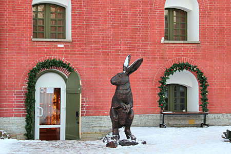 Скульптура зайца возле сувенирной лавки в Петропавловской крепости на Заячьем острове.