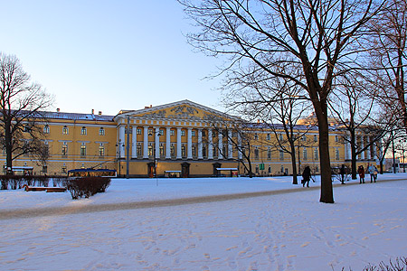 Вид на Адмиралтейство через сад Зимнего дворца.