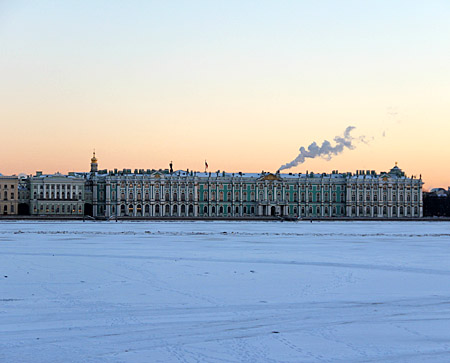 Зимний дворец, вид через Неву от Петропавловской крепости.