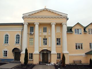 Задонск, Задонский Рождество-Богородицкий мужской монастырь, Трапезный корпус с Вознесенской церковью.