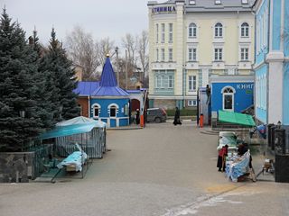 Задонск, Задонский Рождество-Богородицкий мужской монастырь, Вход в монастырь - вид со стороны Владимирского собора