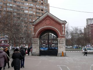 Покровский монастырь в Москве, Святые ворота