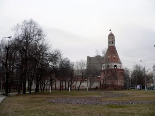 Симонов монастырь в Москве, три южные башни, соединенные остатком стены